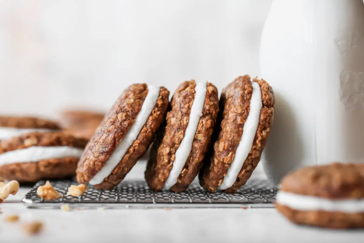 You are currently viewing Can Dogs Eat Oatmeal Cream Pies? What You Need to Know